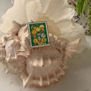 Vintage 80s Girls Scouts USA pin/brooch.
